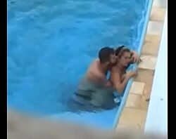 Hentai que começa com sexo na piscina