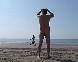 As  aventuras de Lizzie na Praia de nudism