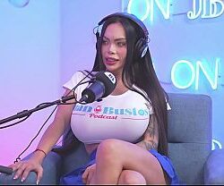 Nicole mamando o gumball